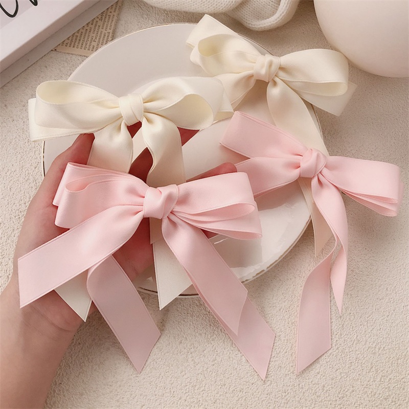 กิ๊บติดผมโบว์สีครีมชมพูโทนพาสเทลสุดหวาน 🎀 ขนาดประมาณ 13 ซม. น่ารักละมุน สไตล์หวานแหว๋ว ใส่ง่ายเข้ากับทุกลุค