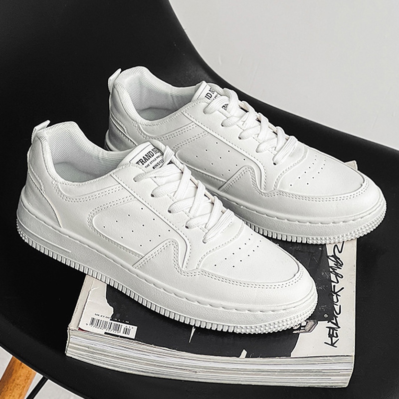 ShoesStudios  รองเท้าผ้าใบลำลองสำหรับผู้ชายรุ่นนี้ โดดเด่นด้วยดีไซน์เรียบง่ายและรูระบายอากาศ ช่วยให้เท้าของคุณเย็นสบาย