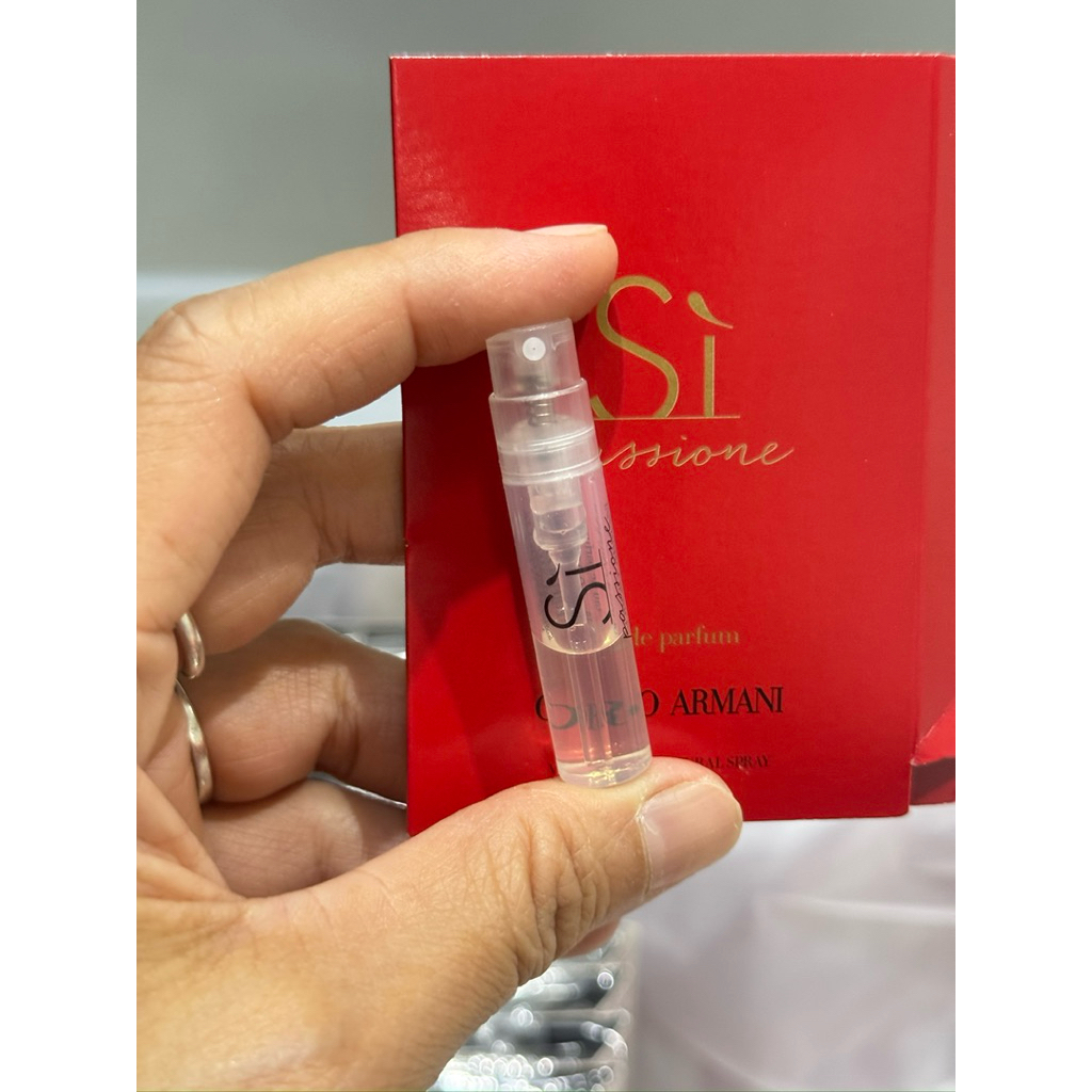 น้ำหอมยอดนิยมที่โดดเด่นด้วยขวดสีแดง Fruity Floral ที่ผสมผสานความหวานของกุหลาบและวานิลลาเข้ากับความสดชื่นของผลไม้ 1.2ml