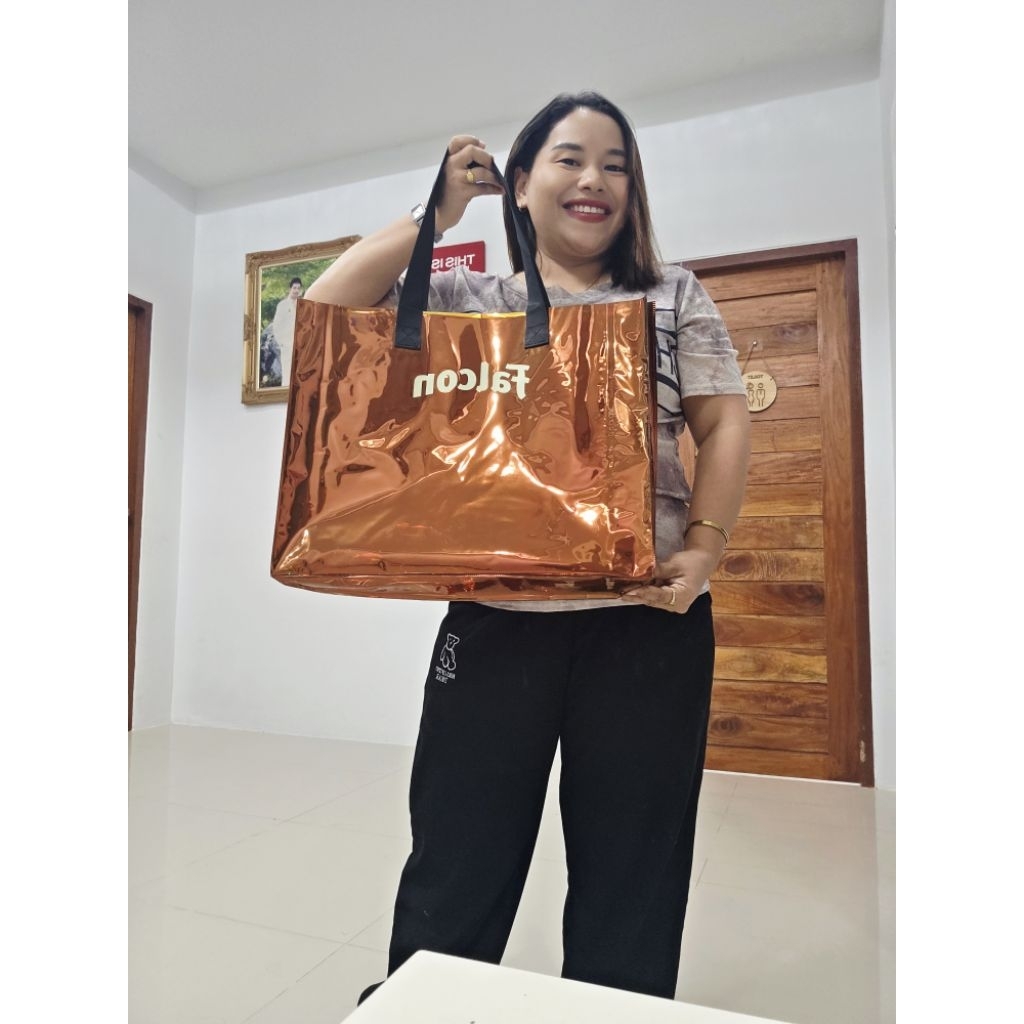 เป็นกระเป๋า Falcon Hologram Bag สีสันสวยเท่ไม่ซ้ำใคร ถือไปไหนก็เด่น ขนาด 10 x 45 x 35 ซม. จุของได้เยอะมาก วัสดุ PVC ราคา ถูกที่สุด ดีลบีเคเค