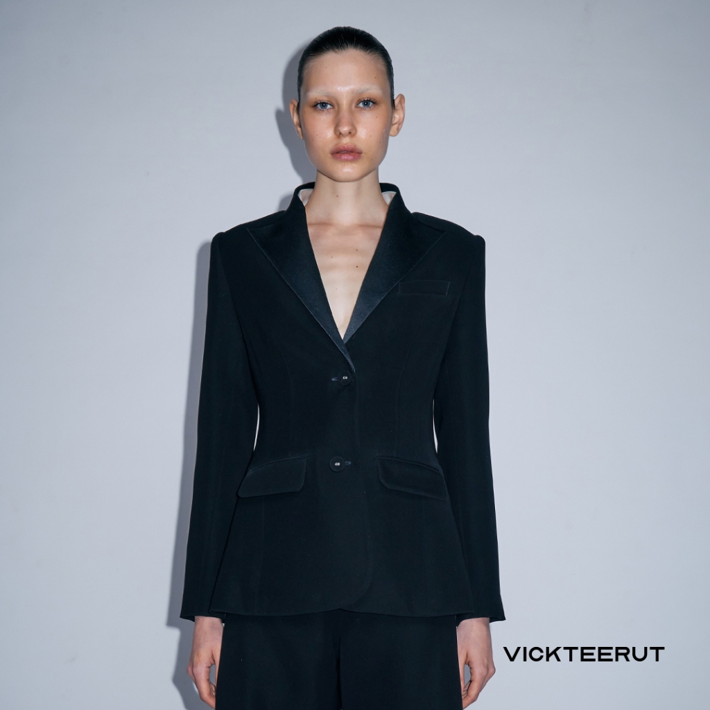 VICKTEERUT Peak Lapel Blazer เบลเซอร์ ปกแหลม