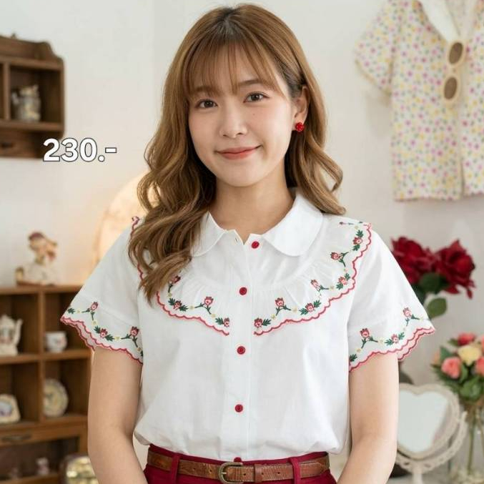 อก36-54 นิ้ว เสื้อสีขาวผ้าคอตตอน คอบัวแขนสั้น แต่งเชิงลูกไม้สีแดง