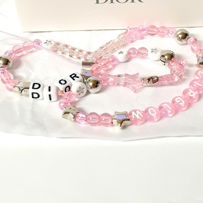 attache telephone phone ring เป็นลูกปัดสีชมพูสวยงาม ใช้เป็นสายคล้องหรือของตกแต่งกระเป๋าหรือโทรศัพท์เพื่อความสวย