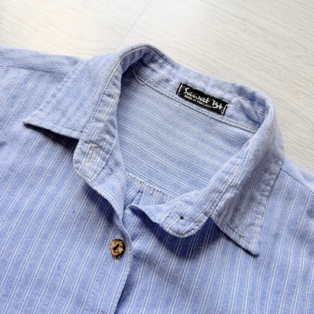 ส่งต่อเสื้อเชิ้ตครอปสีครามลายทาง แบรนด์sawat bt