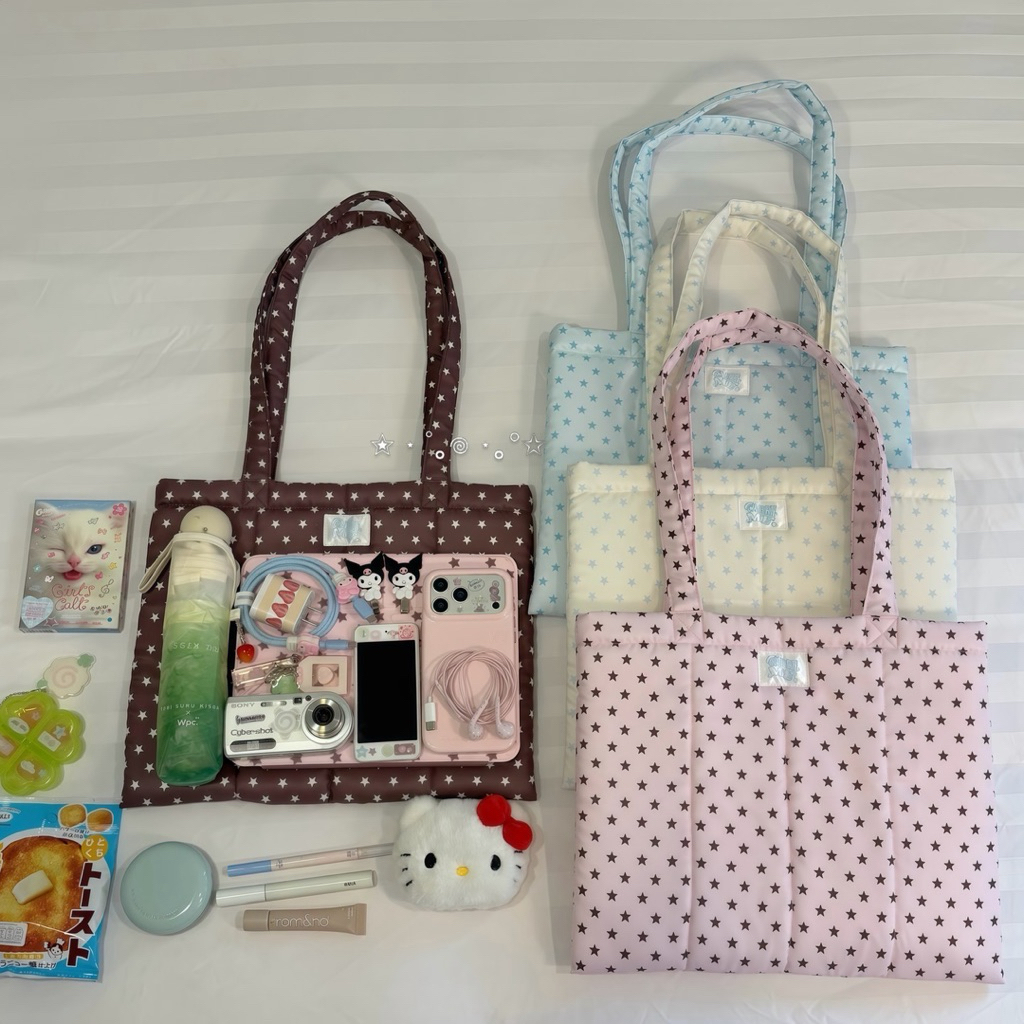 Carry Me Starry Tote ⭐ กระเป๋าสะพายผ้าลายดาว ใยนุ่มนิ่ม ใส่ iPad Laptop 13“ได้ กระดุมแม่เหล็ก มีช่อง