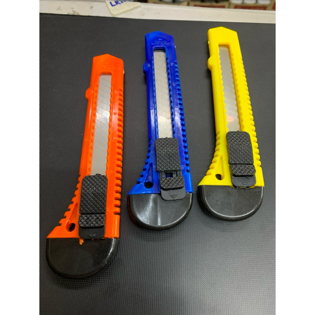 คัตเตอร์พลาสติกใบมีดใหญ่คละสี