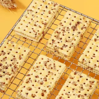 Chia Seed tricolor Quinoasoda Biscuits แครกเกอร์ควินัว 3สี เมล็ดเจีย ขนมเพื่อสุขภาพ แคลอรี่ต่ำ ไฟเบอร์สูง อร่อย กรุบกรอบ