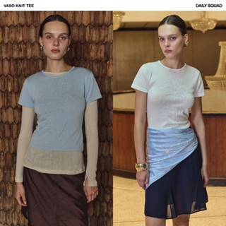 DAILY SQUAD - Vaso Knit Tee ลายแจกันและดอกไม้ที่ Medsai วาด …