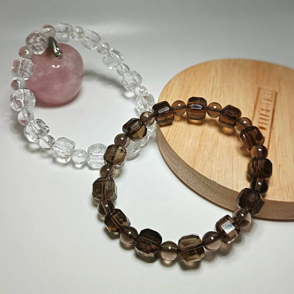 สร้อยข้อมือหิน ควอตซ์ใส-สโมคกี้ควอตซ์ รูปทรงลูกบาศก์เจียเหลี่ยม(Smoky Quartz)