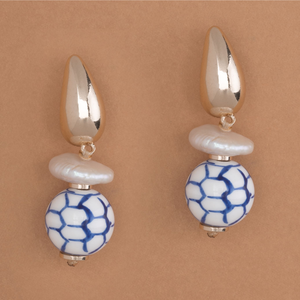 NAKAMOL - BLUE WHITE BEAD SHORT DROP EARRINGS ต่างหูระย้าลูกปัดฟ้าขาว
