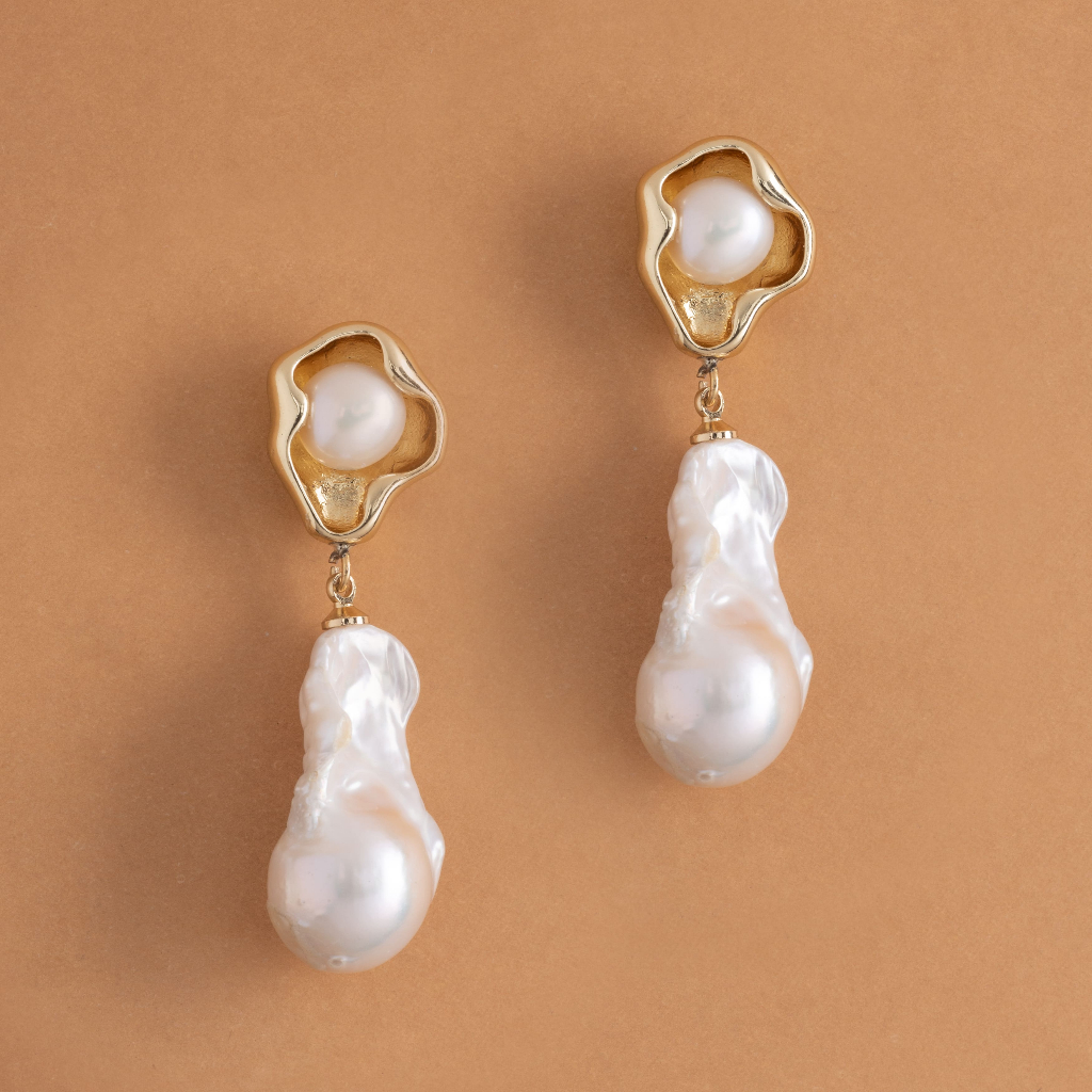 WHITE PEARL OVAL SHAPE GOLD EARRINGS ต่างหูมุกน้ำจืด