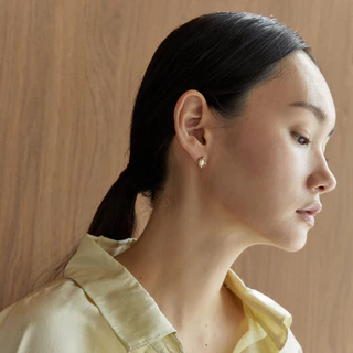 RHINESTONE OVAL WHITE PEARL STUD EARRINGS ต่างหูมุก ไข่มุกขาว ประดับคริสตัลวงรี