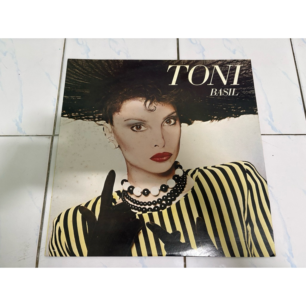 แผ่นเสียง : TONI BASIL.