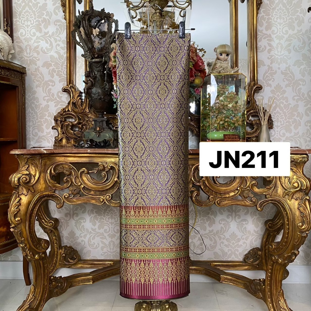 JN211 ผ้าไหมแกมฝ้าย ทอลาย ลายราชาภิเษก สีม่วงเชิงเเดง ขนาด 2 หลา