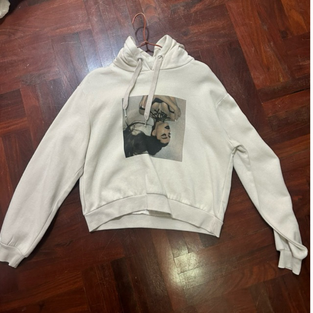 เสื้อกันหนาว h&m ลาย Ariana Grande size xs แท้ 💯
