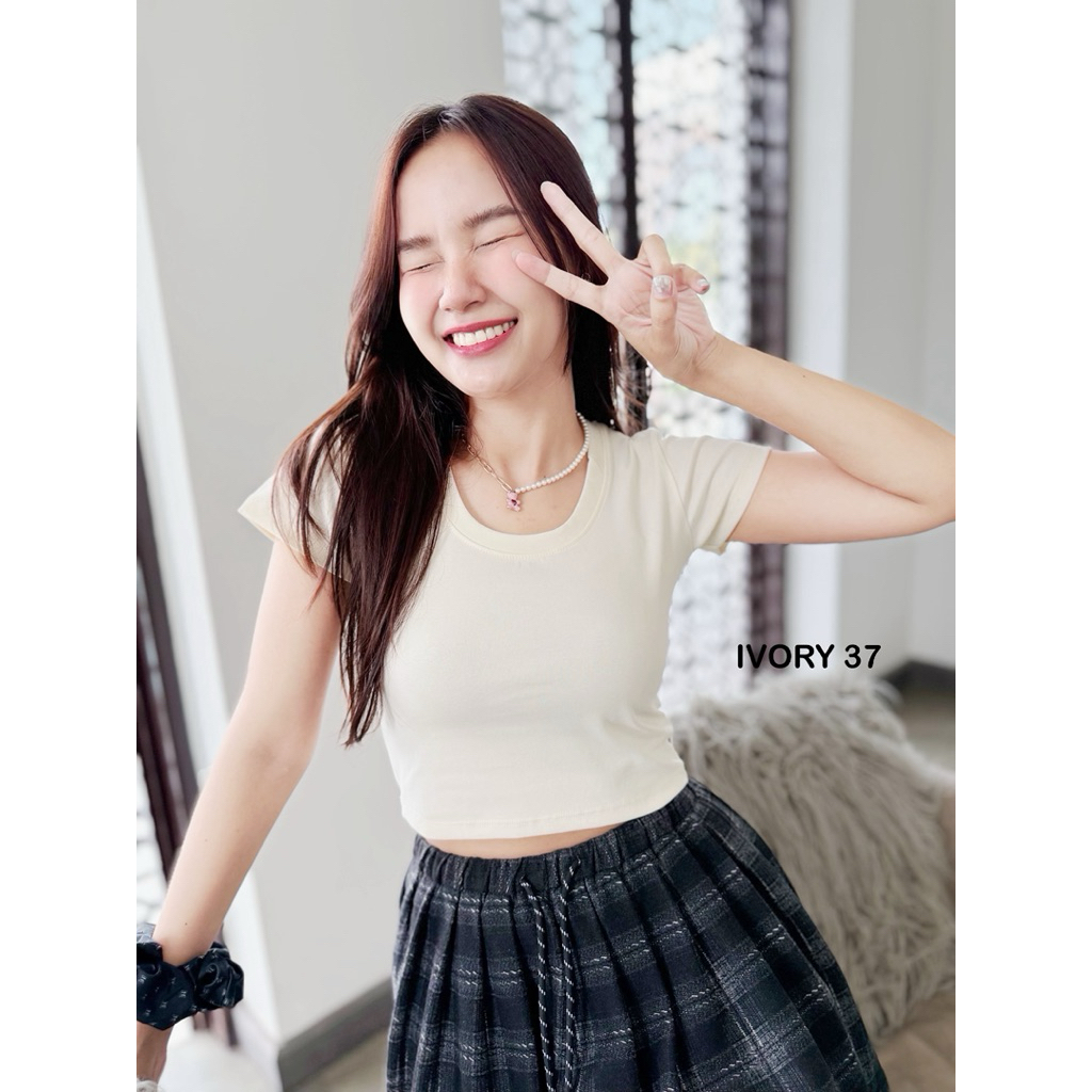 VV44- IVORY เสื้อผ้ายูนิโคล่ คอกลมกว้างครอป