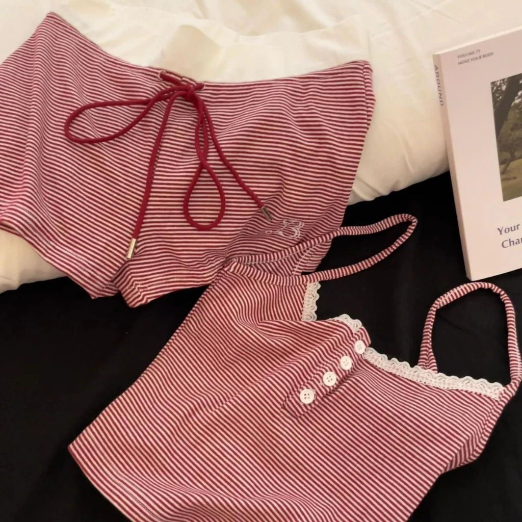 ชุดนอนเซ็ต 2 ชิ้น ลายทางสีแดง-ขาว สไตล์ Coquette แต่งลูกไม้สุดคิ้วท์✨ Pajama Set | Black Cherry