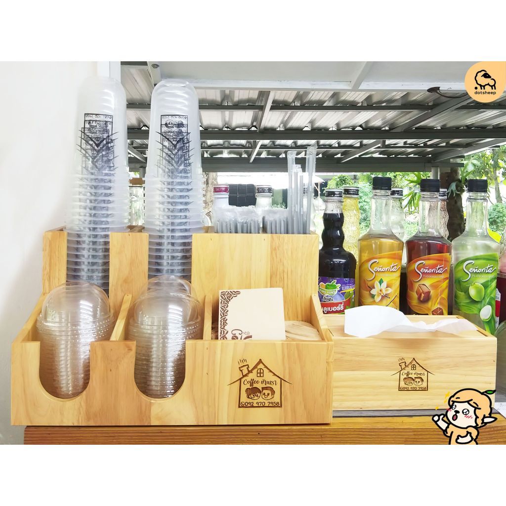 Dotsheep ที่วางแก้วกาแฟไม้ยางพารา *สลักชื่อ* กล่องใส่แก้วใส่ฝา ใส่หลอด​ กล่องไม้วางแก้ว​ ฝา​ ร้านขายน้ำ​ กาแฟ​