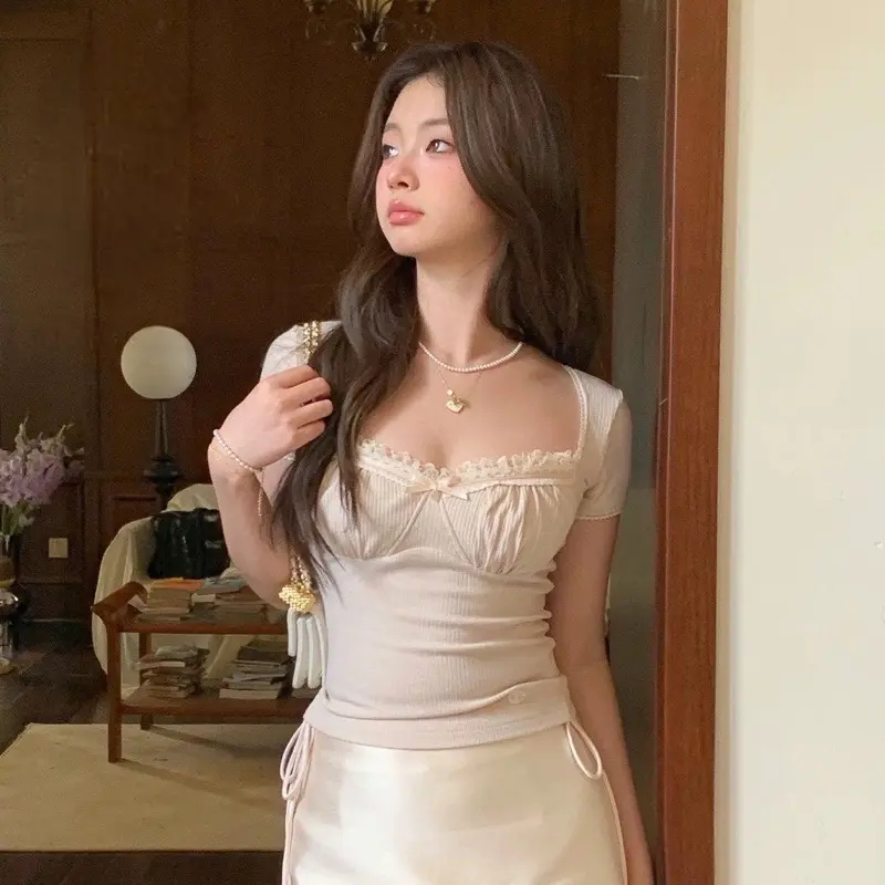 (พร้อมส่ง) รุ่น (Black/Creme Knit)เสื้อแขนสั้น สีครีม/ดำ ผ้าร่อง ทรงเข้ารูป คอเสื้อลูกไม้
