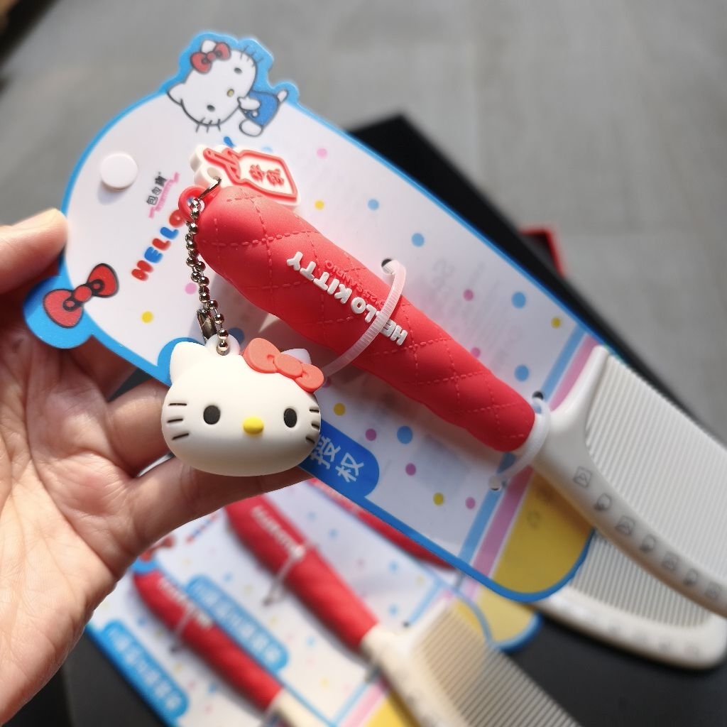 (พร้อมส่ง)หวีคิดตี้ Miniso x ♥️Hello Kitty หวีพร้อมพวงกุญแจ ของใช้คิดตี้ น่ารัก