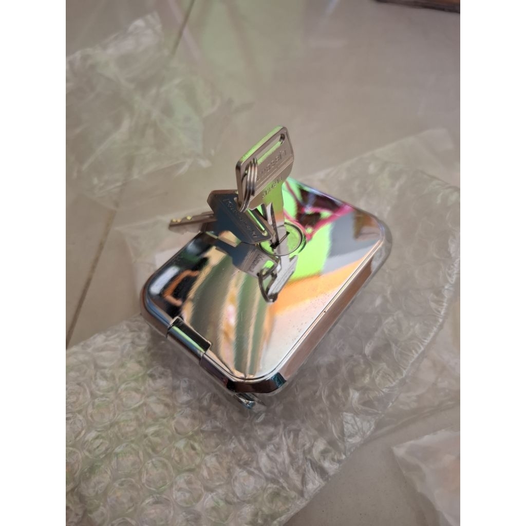 ฝาปิดถังน้ำมันพร้อมกุญแจล๊อคใส่ Kawasaki GTO M2-M4-KH125-KZ250-KZ400-KZ650-KZ750-KZ1000 ของแท้ญี่ปุ่