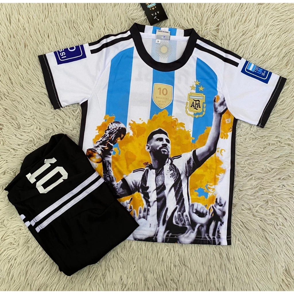 ชุดฟุตบอลเด็กสีฟ้าขาวสกรีนรูปเมสชี่เบอร์10ชื่อMESSIเสื้อ+กางเกง