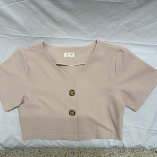 (มือสอง) FOND เสื้อคอวีแขนสั้น อก 40 นิ้ว ยาว 17 นิ้ว *ลองใส…