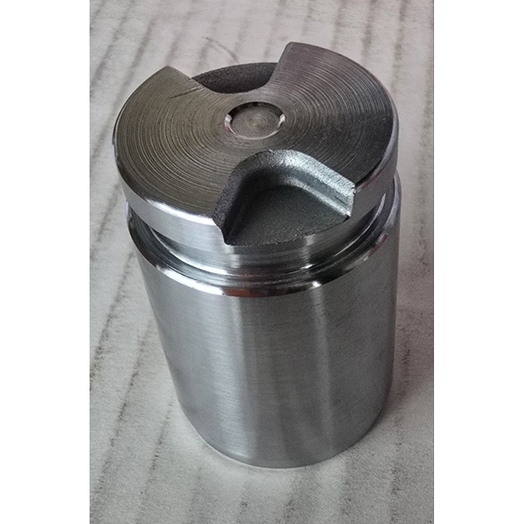 MITSUBISHI ลูกสูบดีสเบรคหลัง E-CAR CK5 แกนกลางมีไส้ ขนาด30mm*45mm R.K.K.ของแท้ มีชุบกันสนิมแล้ว สินค