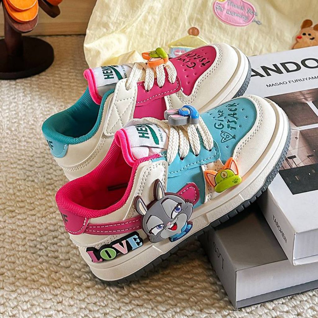 รองเท้าผ้าใบสีสันสดใสลายzooใส่ได้ทั้งชายและหญิงมี2แบบให้เลือกกัน