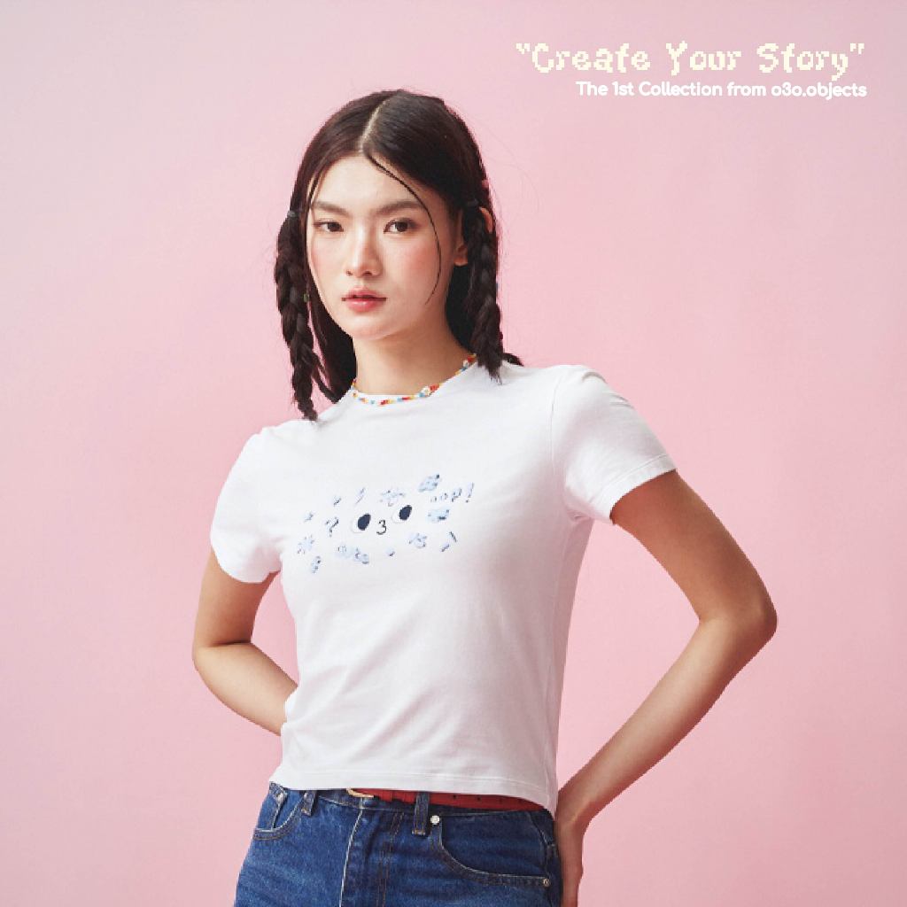 o3o.Blue Face Baby Tee - เสื้อทรง Baby Tee สีขาว มาพร้อมลายกราฟิกหน้า o3o สีฟ้า