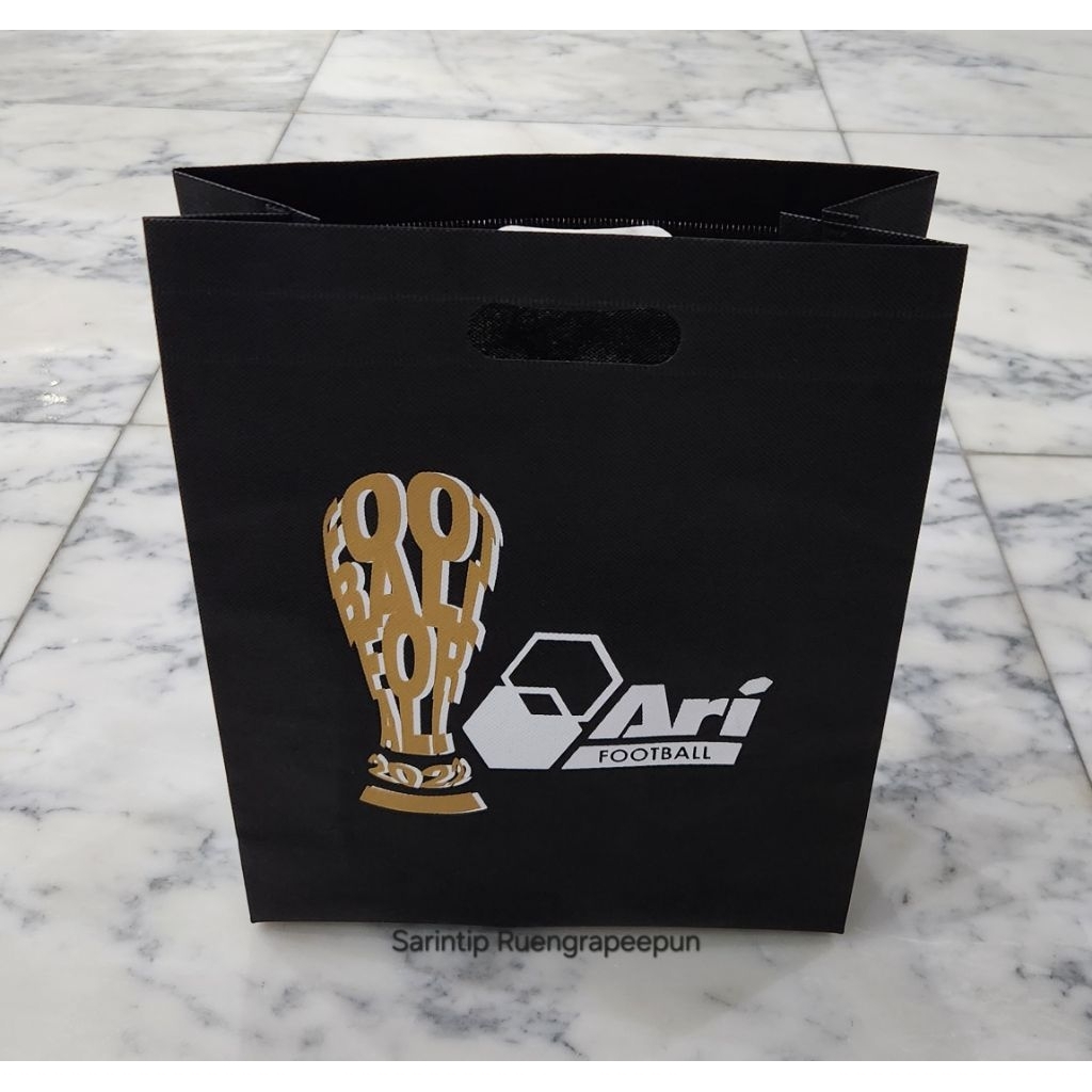 ARI FOOTBALL SPUNBOND BAG ถุงผ้าอเนกประสงค์ สีดำฟุตบอลโลก จาก Ari Shop ขนาด 27.5×35×10 ซม.(11"×14"×4