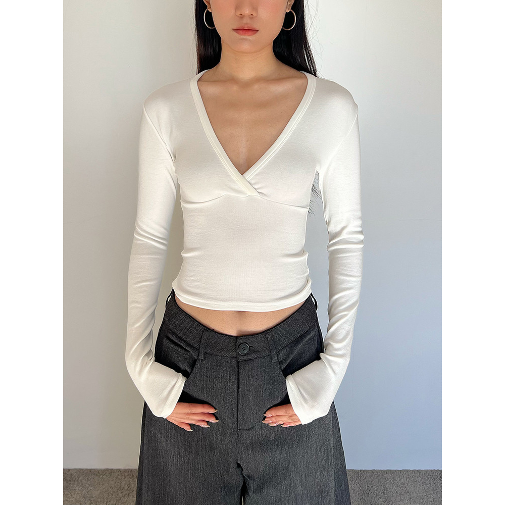(พร้อมส่ง) Clothestoryy - Vina Long-sleeved V-neck T-shirt เสื้อยืดแขนยาวคอวี ทรงเข้ารูป