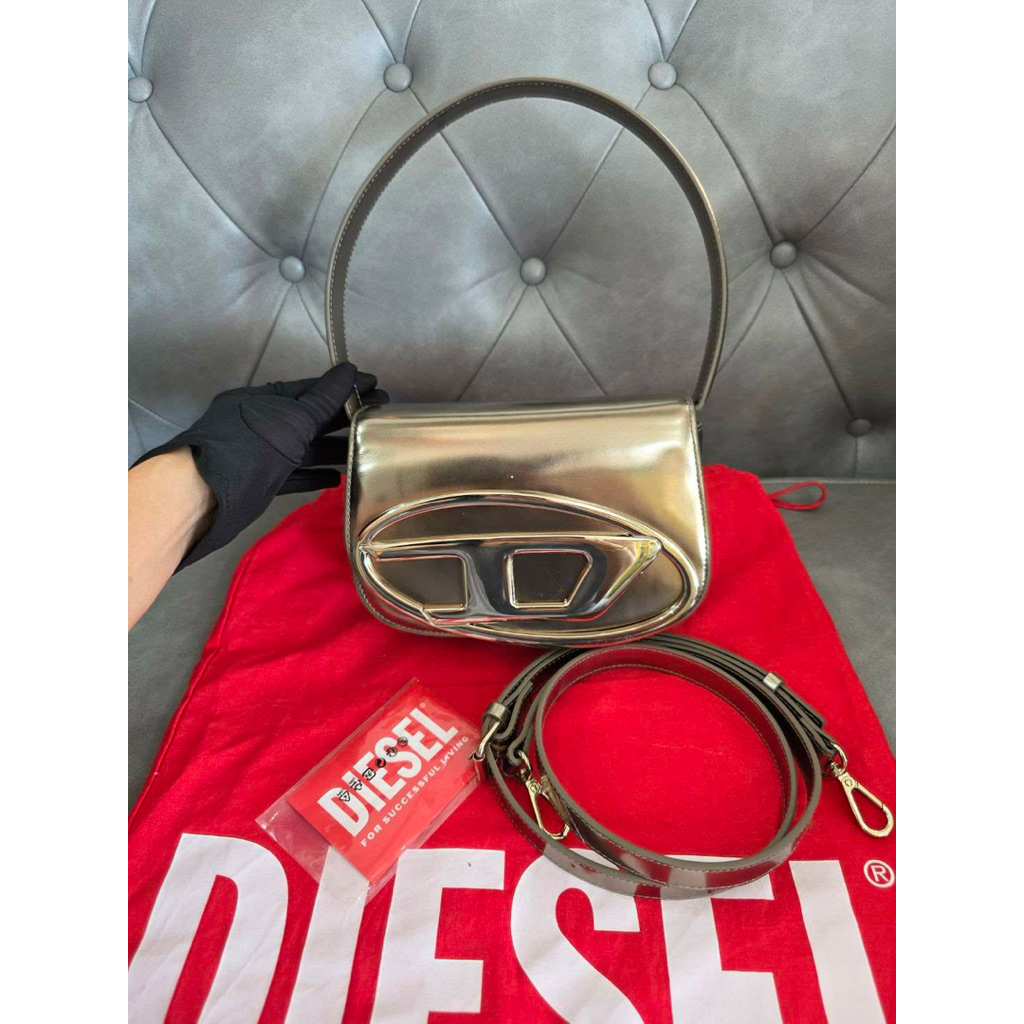 กระเป๋าสะพาย Diesel หนังสีเงิน