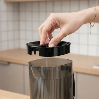 Naikrua เหยือกน้ำพลาสติก ความจุ 1,550 ml. มีฝาปิด ดีไซน์สวยงาม เหยือกน้ำ water pitcher