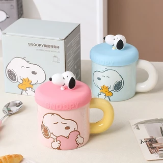 【ของแท้】Snoopy สนูปปี้ แก้วเซรามิก แก้วมัค 360ml มาพร้อมฝาปิดและด้ามจับ ออกแบบน่ารัก เหมาะสำหรับมอบเป็นของขวัญ