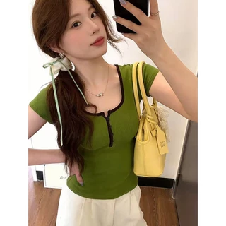 MUDO เสื้อยืดแขนสั้นผู้หญิง คอครึ่งเปิดกระดุมสีตัดกันสไตล์เกาหลีสาวฮอตเซ็กซี่ ทรงกระชับร่างช่วยให้ดูผอมลงเรียบหรูมิ#1013