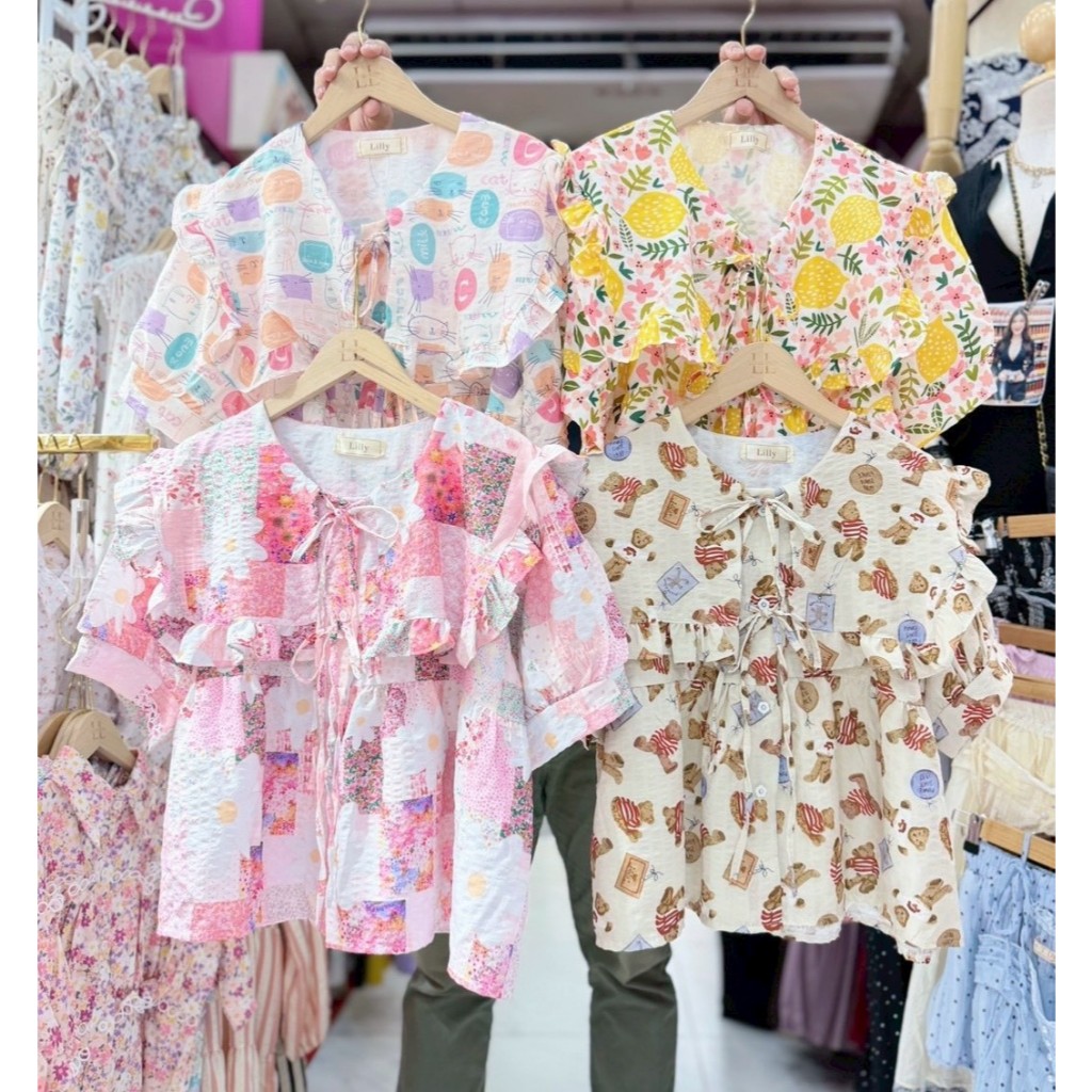 ป้าย Lilly เสื้อผ้าบับเบิ้ลพิมพ์ลายปกเหลี่ยม แต่งระบายผูกโบว์ อก 42 นิ้ว ยาว 21 นิ้ว