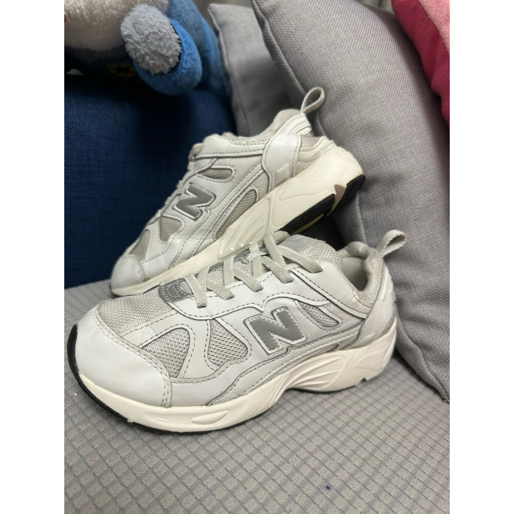 รองเท้า New balance  20 cm มือสองของแท้
