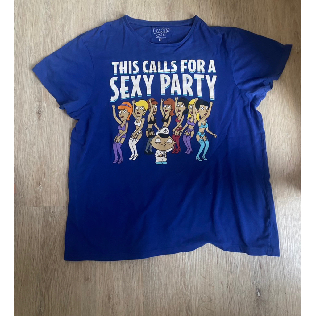 รหัสA2 เสื้อFamily Guy ขนาด: อก 44นิ้ว ยาว 26นิ้ว  ตำหนิ:- ราคา: 290บาท 💖