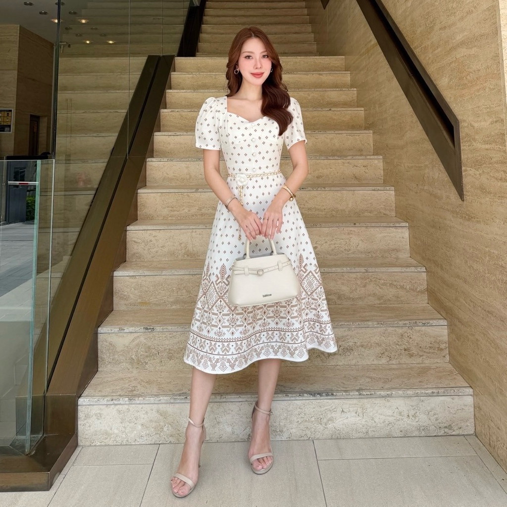 เดรสไทยประยุกต์สีขาวพิมพ์ลายทองดีไซน์ร่วมสมัย โดดเด่นด้วยทรงคอรูปหัวใจ กับเข็มขัดเชือกถัก #abi
