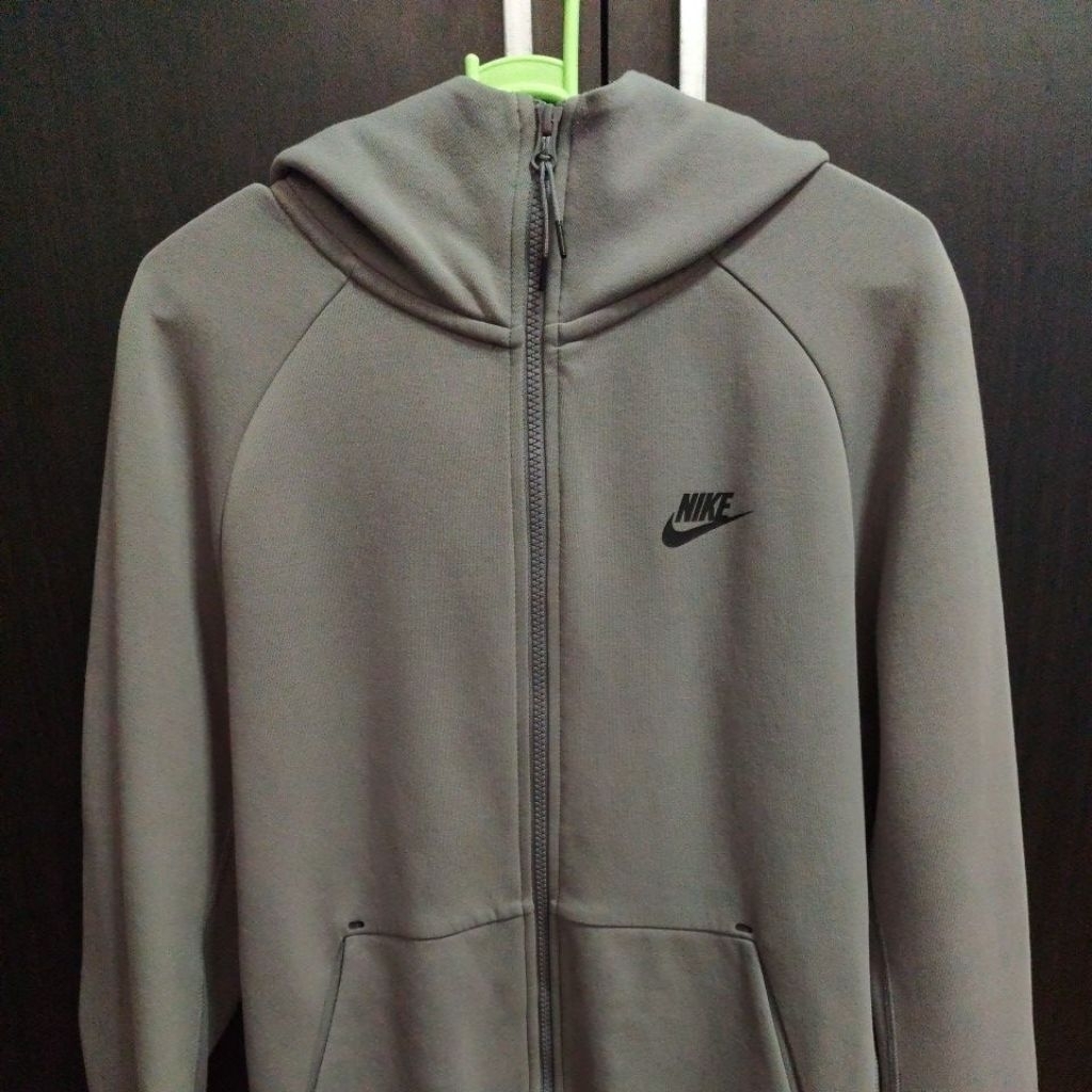 เสื้อฮู้ดดี้ ซิปหน้า Nike tech fleece สีเทา สภาพใหม่