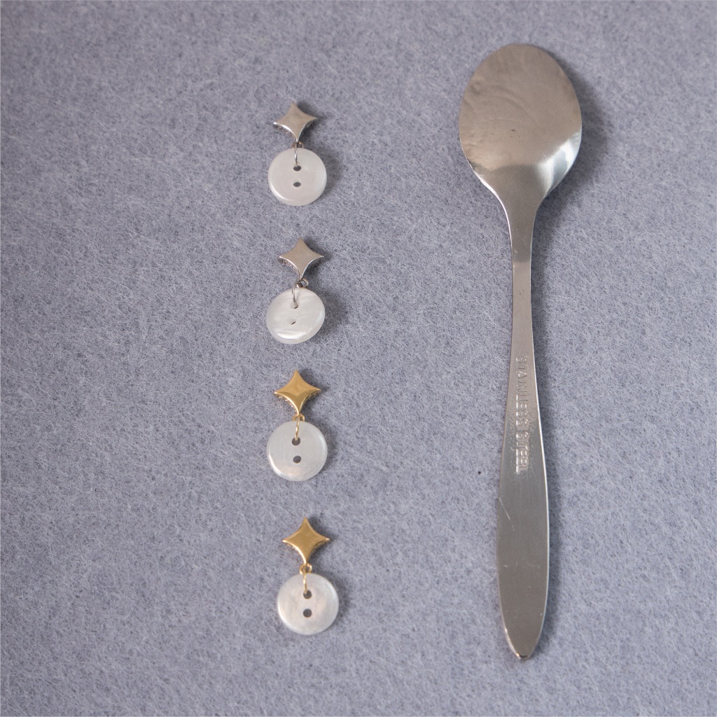 earika.earrings - Gleam Button ต่างหูห้อยกระดุม วิ้งค์ วัสดุสแตนเลส (stainless steel) ใส่อาบน้ำได้ เหมาะสำหรับคนแพ้ง่าย