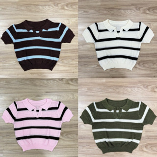 BY IRA Robbie Top  เสื้อครอปไหมพรมโปโลแขนสั้นลายทาง  (เย็บอะ…