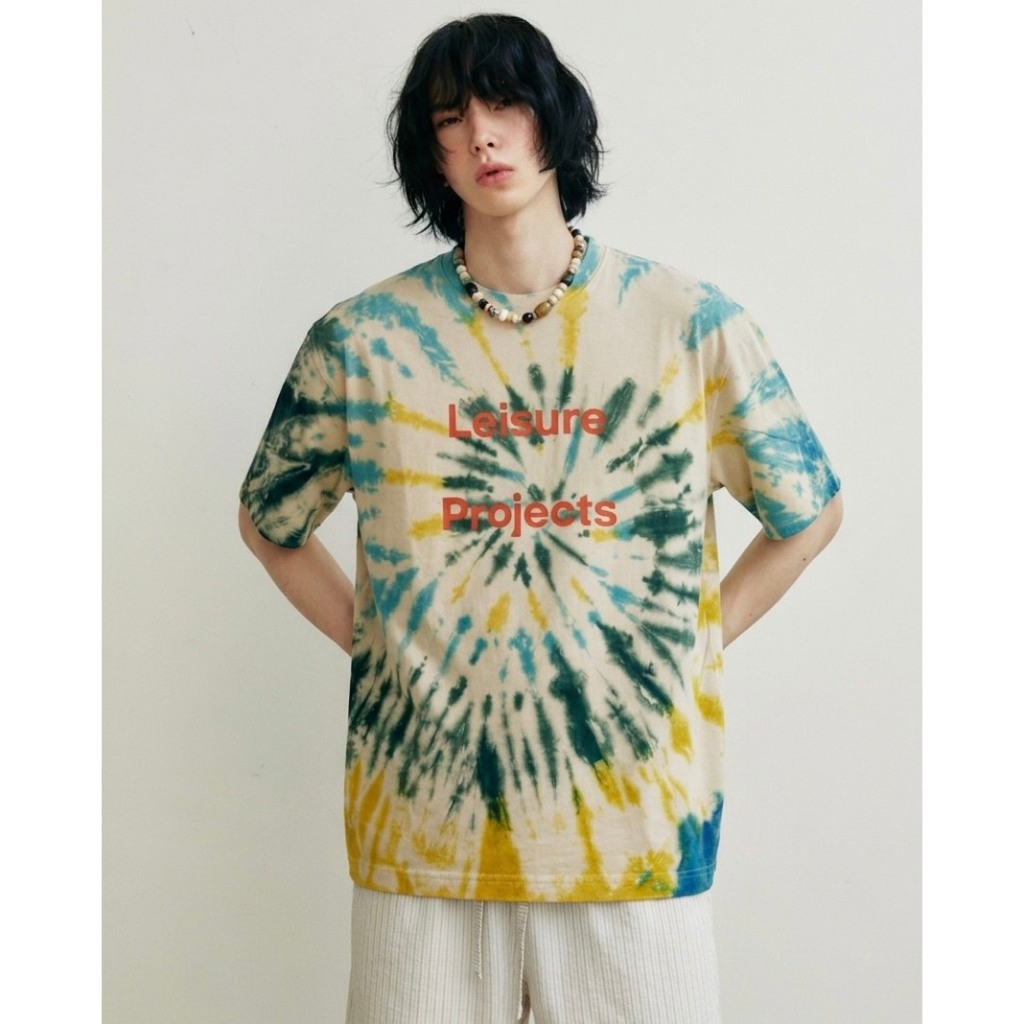(Leisure Projects) LEISURE CLUB TEE เสื้อยืดผ้าคอลตอนมัดย้อม พิมพ์ลายการฟฟิค