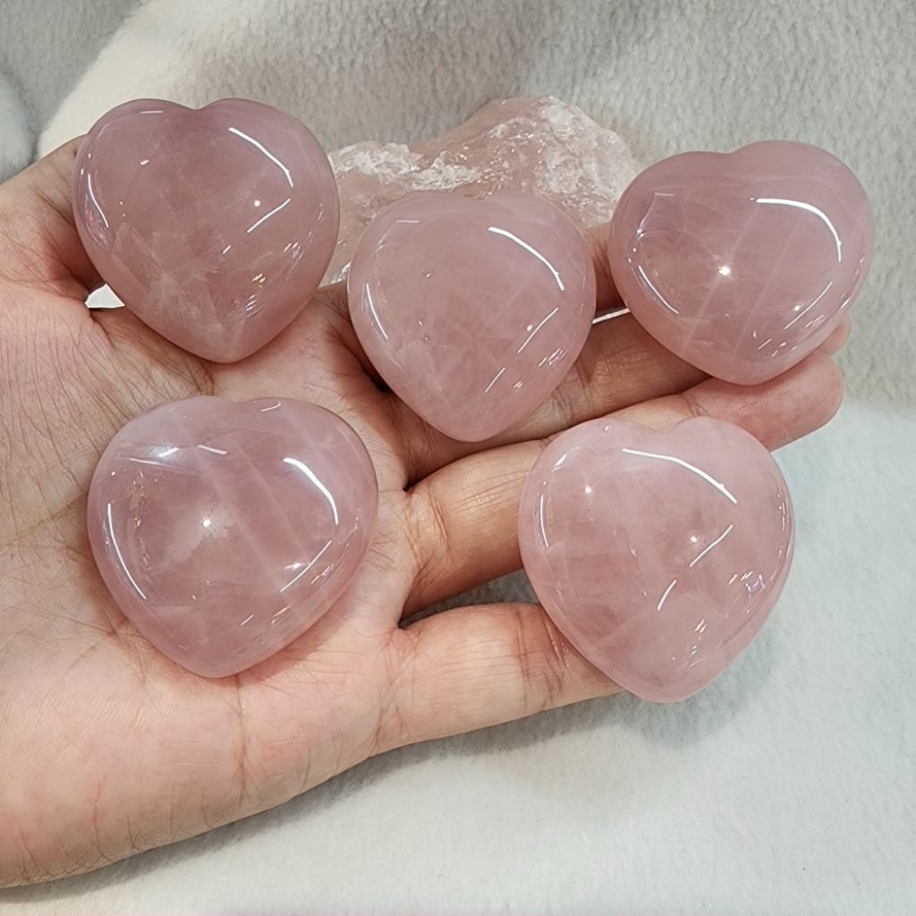 หัวใจหินโรสควอตซ์ โรสควอตซ์ชิ้นละ450(Rose Quartz)ยาว 4 ซม.กว้าง 4 ซม.หนา 1.9 ซม.