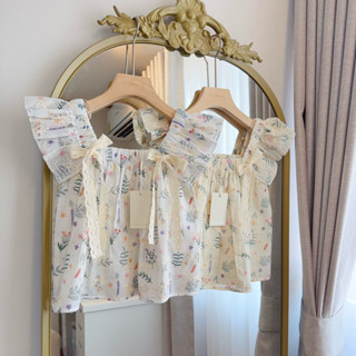 เสื้อครอปคอเหลี่ยม แขนระบาย ผ้าลูกหวานฉลุสีละมุน