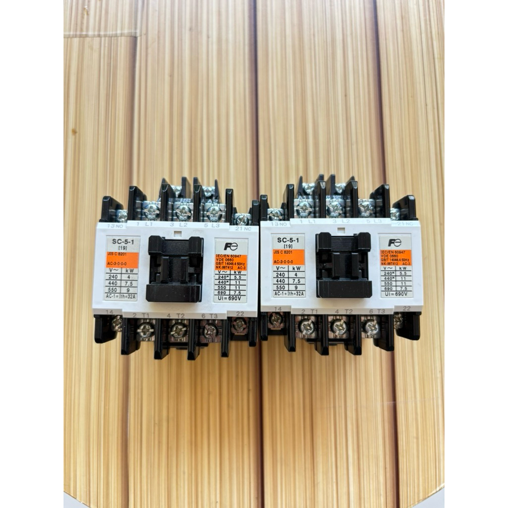 Fuji Magnetic Contactor Model: SC-5-1(220VAC)ไม่มีกล่องมือหนึ่ง