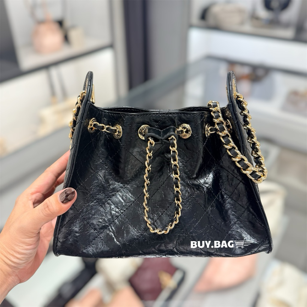 CHARLES & KEITH กระเป๋าทรงถังลวดลายควิลท์พร้อมเชือกรูดรุ่น Duo