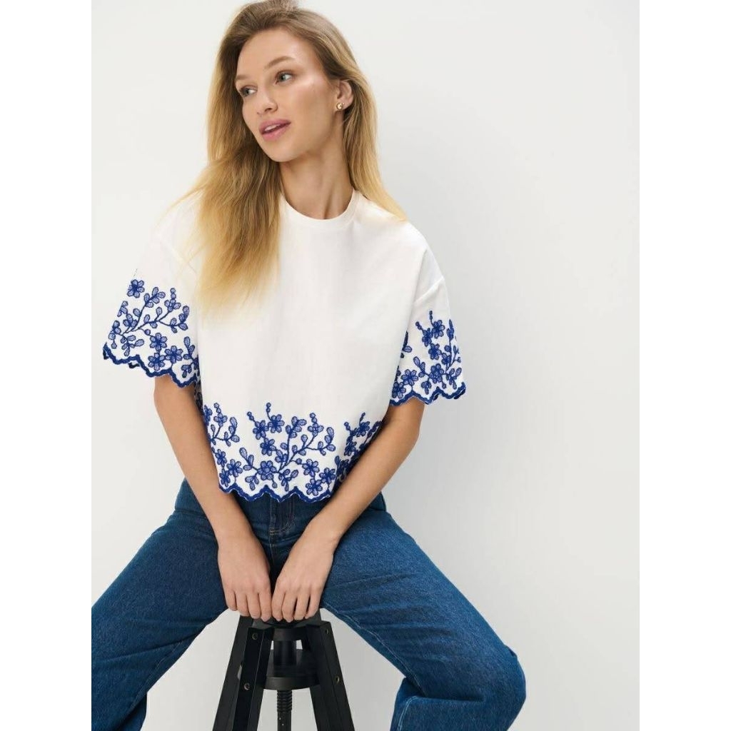Mohito เสื้อปักลายลูกไม้ คอกลม  ผ้า cotton เนื้อดี ไม่ยืด น่ารักมาก สีขาวลายน้ำเงิน