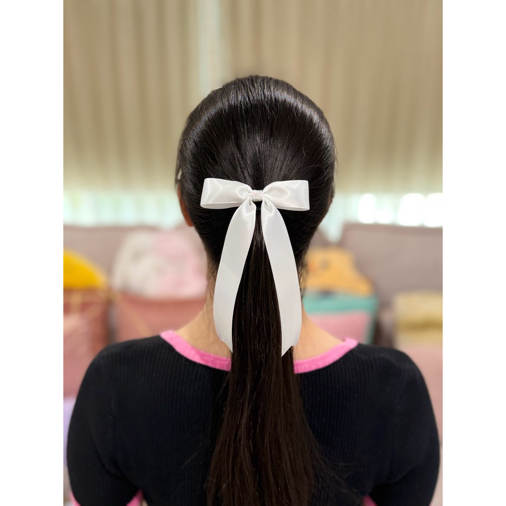 โบว์นักเรียนถูกระเบียบ  ขนาดริบบิ้น 2.5 cm. (1นิ้ว) ริบบิ้น 2 หน้าอย่างดี มีสีขาว ดำ น้ำตาล ราคาชิ้นละ 49-80 บาท